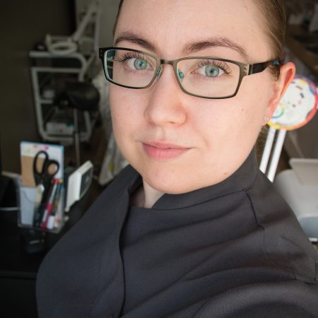 Teitä palvelee Kosmetologi Jenni. Olen valmistunut kosmetologiksi vuonna 2010. Kauneushoitolani sijaitsee Espoon Karakalliossa.